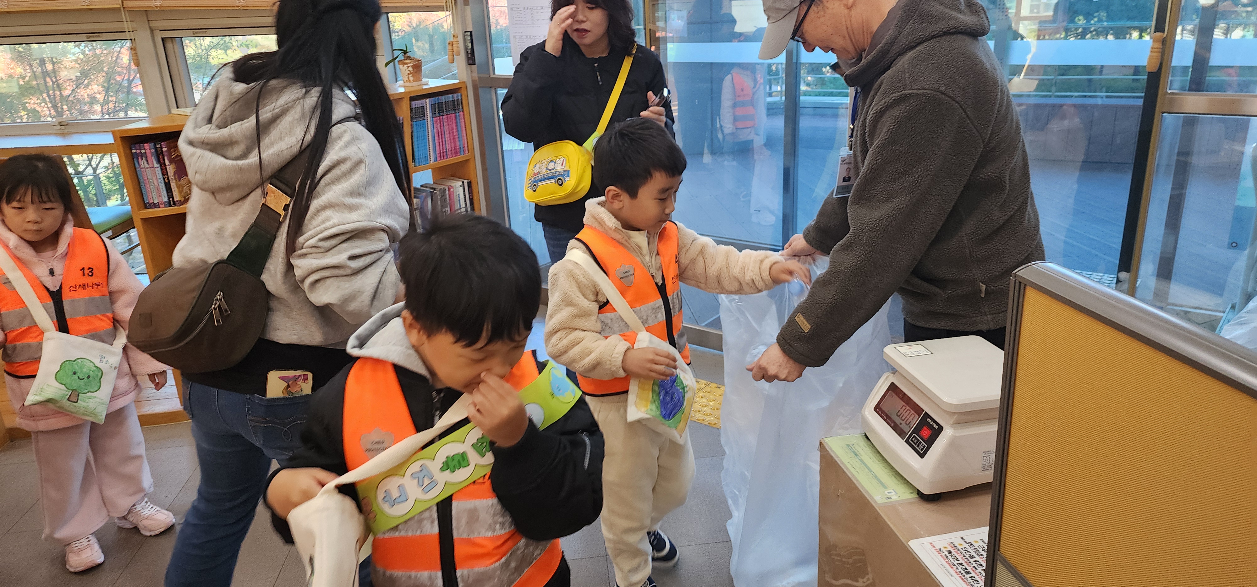 연수구 송도2동 행정복지센터와 주민자치회는 지난 3일 햇빛나무어린이집 원아들과 함께 자원순환가게 체험행사를 진행했다